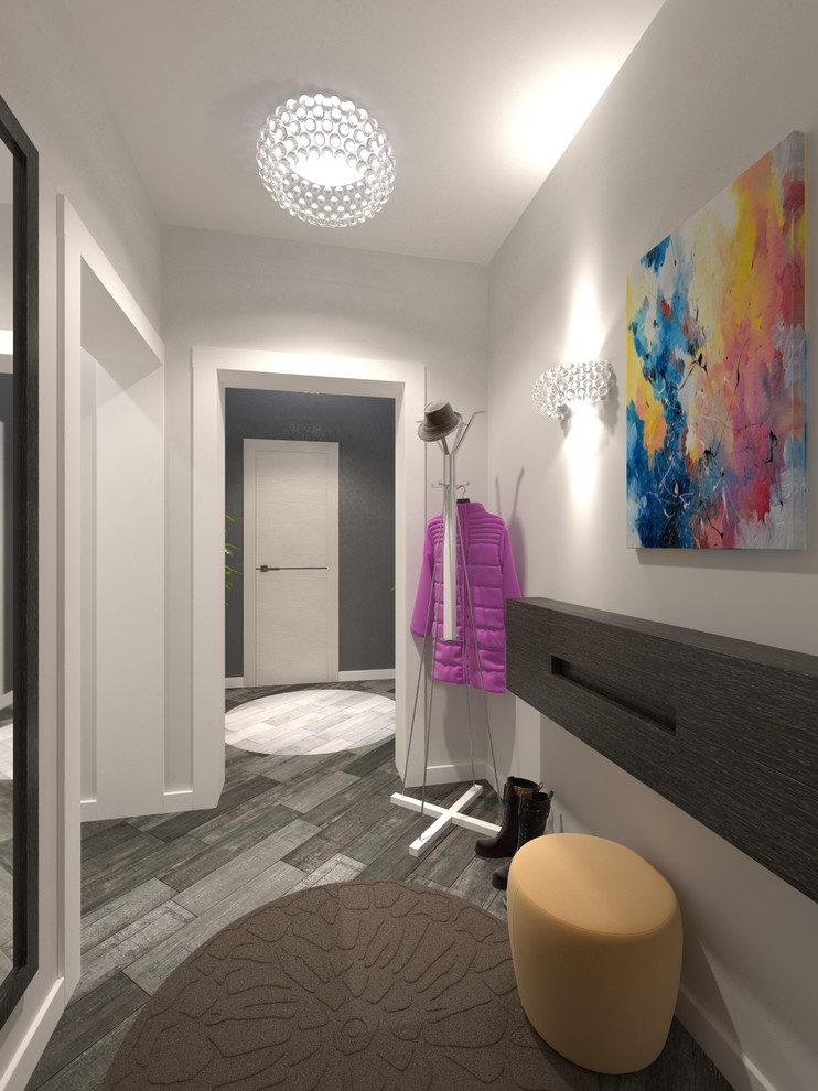 Идея дизайна: маленький коридор в современном стиле с серыми стенами, полом из керамогранита и серым полом для на участке и в саду