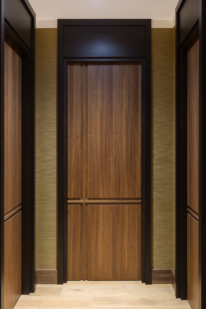 Idée de décoration pour un couloir design de taille moyenne avec un sol en bois brun.