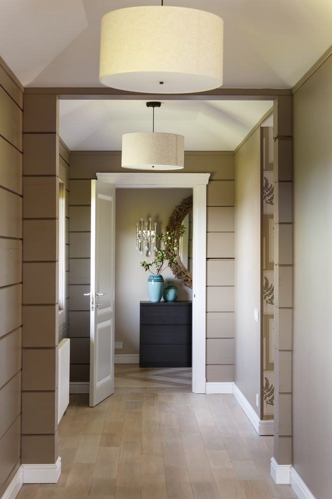 Cette image montre un couloir design de taille moyenne avec un mur gris, parquet clair et un sol beige.