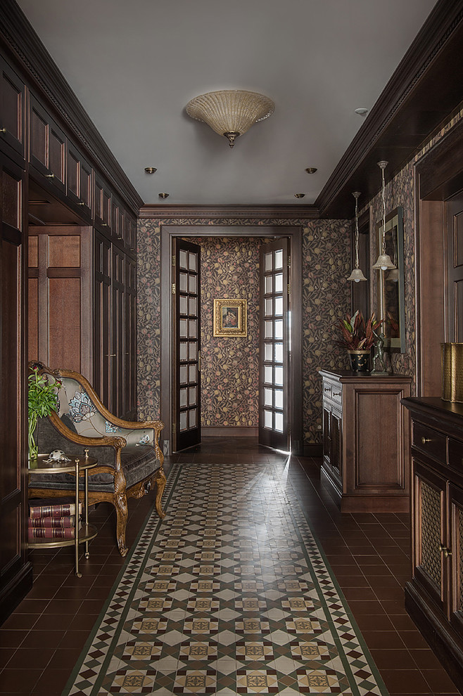 На фото: коридор в викторианском стиле с коричневыми стенами и коричневым полом с