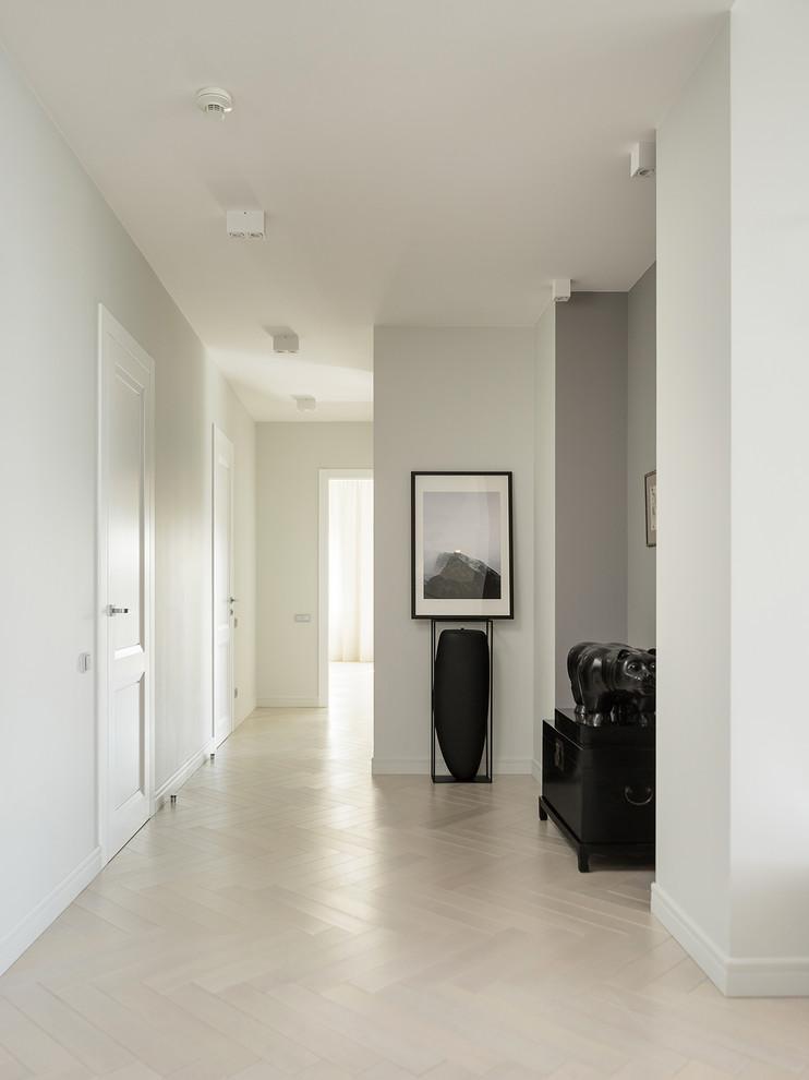 Идея дизайна: коридор в современном стиле с белыми стенами, паркетным полом среднего тона и бежевым полом
