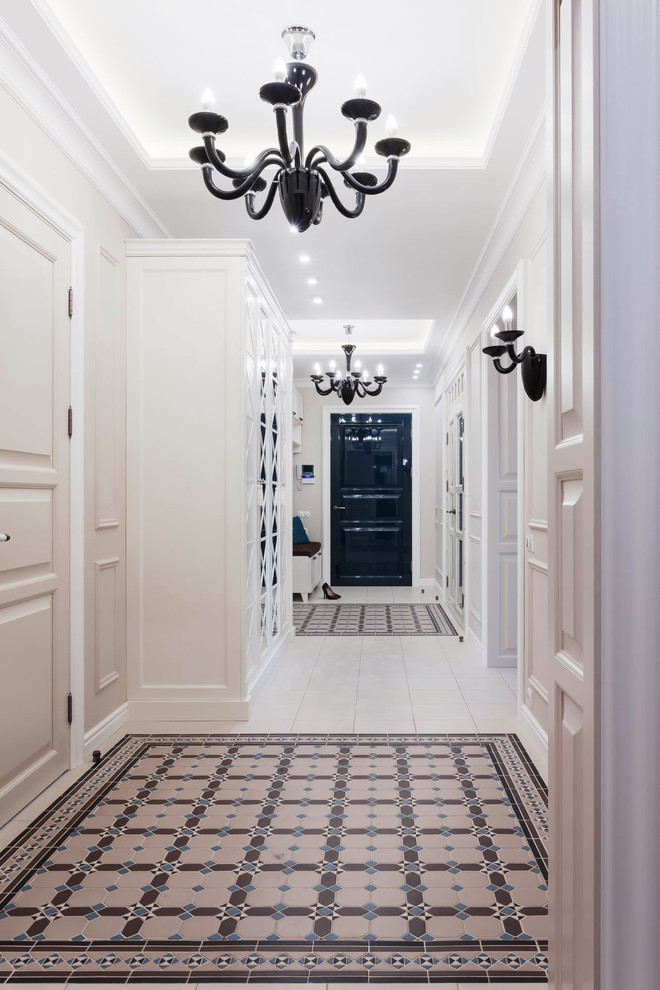 Idee per un ingresso o corridoio chic con pareti beige e pavimento in gres porcellanato