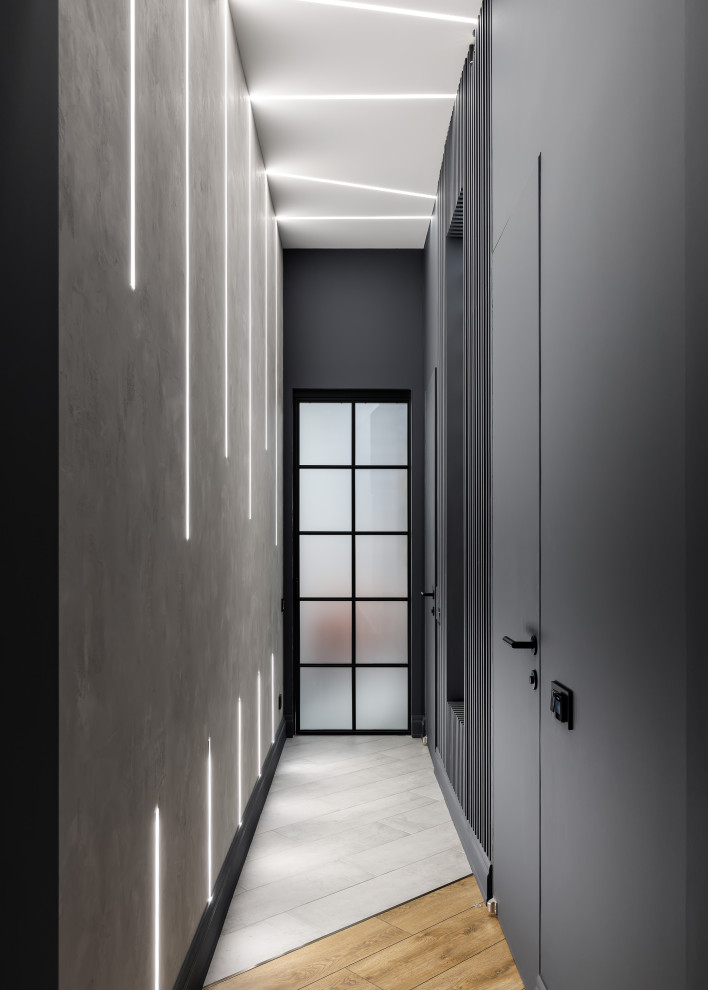 Стильный дизайн: коридор: освещение в стиле лофт с серыми стенами - последний тренд
