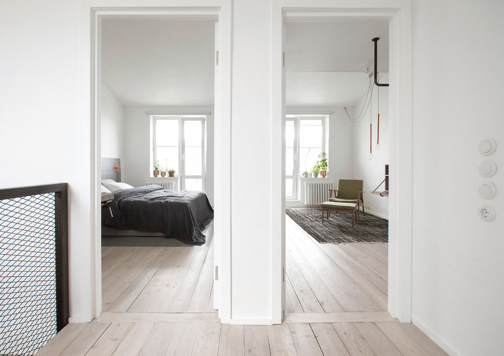 Свежая идея для дизайна: маленький коридор в современном стиле с белыми стенами, деревянным полом и бежевым полом для на участке и в саду - отличное фото интерьера