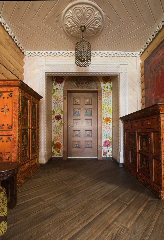 Пример оригинального дизайна: коридор среднего размера в стиле шебби-шик с разноцветными стенами, темным паркетным полом и коричневым полом
