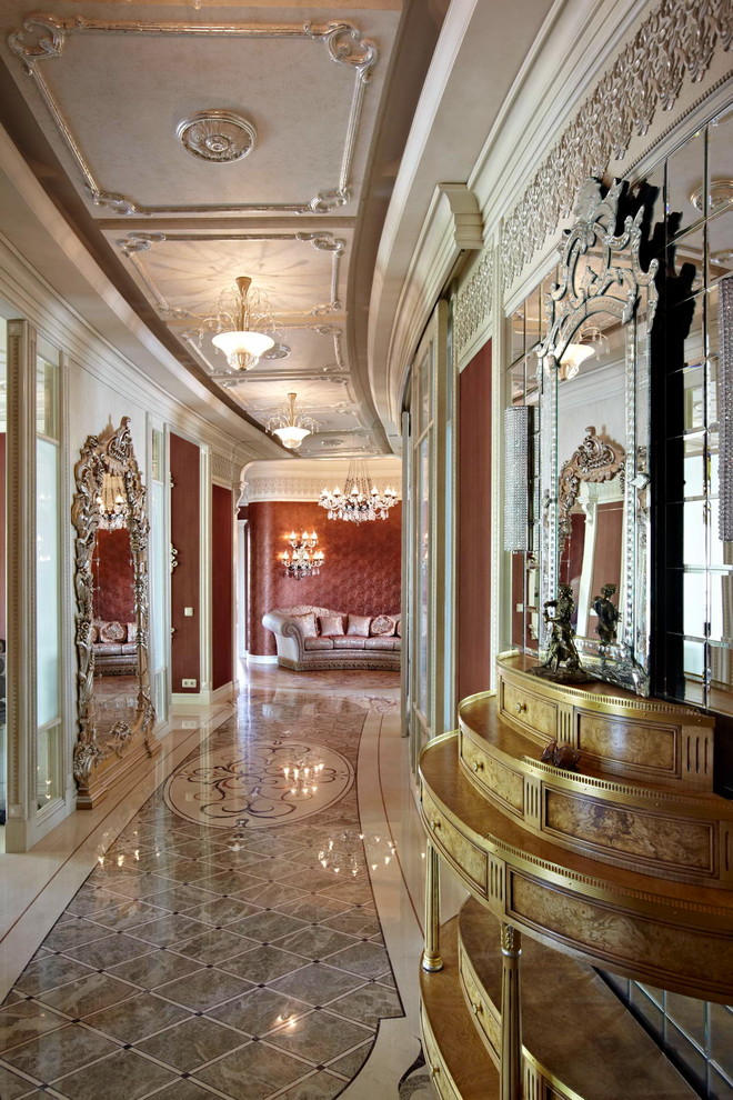 На фото: коридор в викторианском стиле
