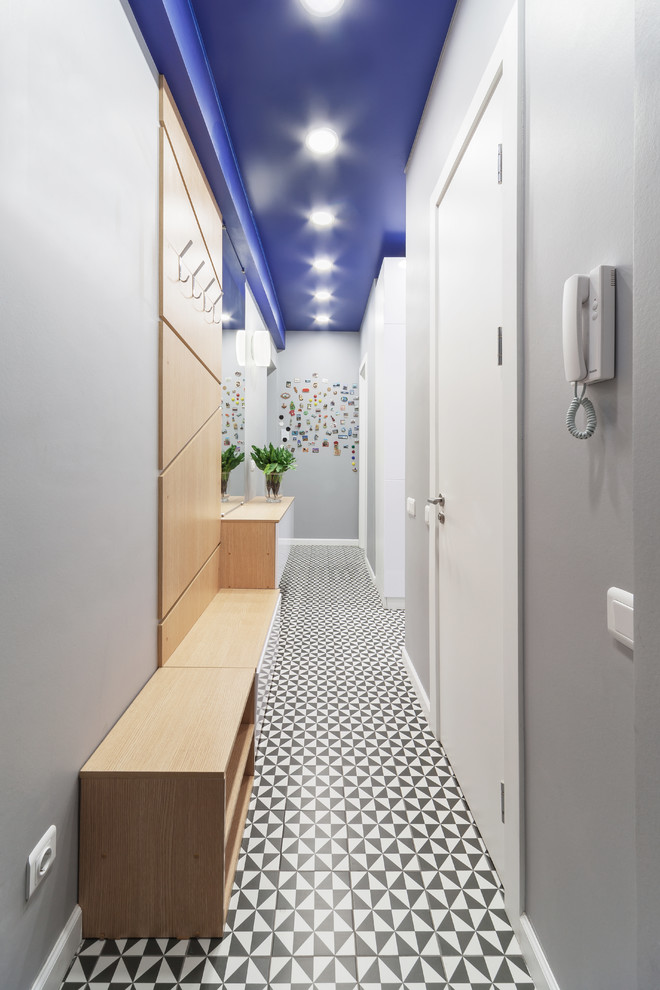 Idéer för små funkis hallar, med grå väggar och klinkergolv i porslin