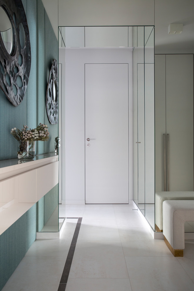 Источник вдохновения для домашнего уюта: коридор в современном стиле с белым полом и синими стенами