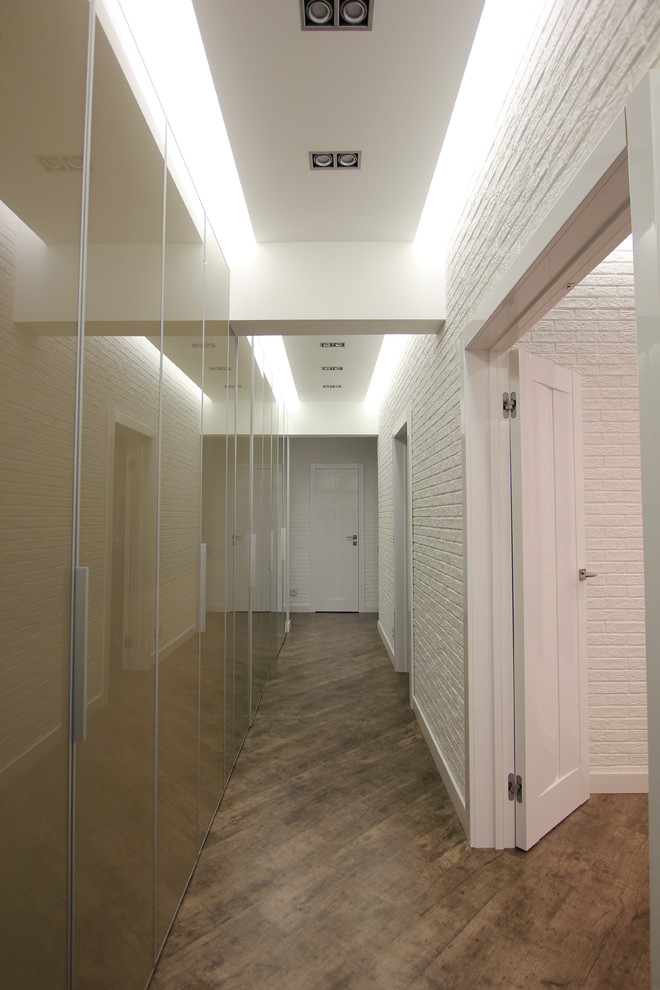 Стильный дизайн: коридор среднего размера в современном стиле - последний тренд