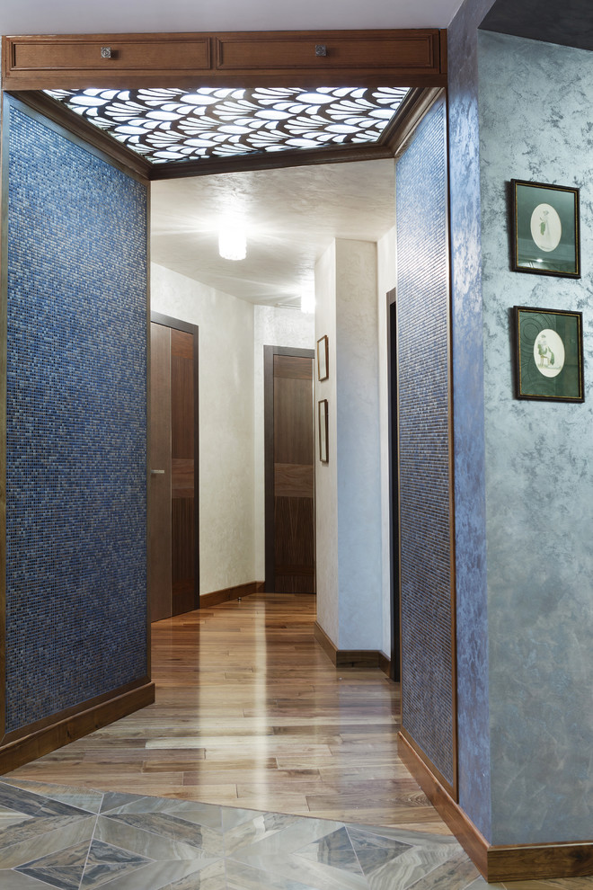 На фото: коридор среднего размера: освещение в современном стиле с серыми стенами, паркетным полом среднего тона, коричневым полом, деревянным потолком и обоями на стенах