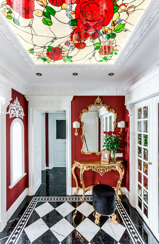 На фото: коридор в стиле фьюжн с красными стенами с