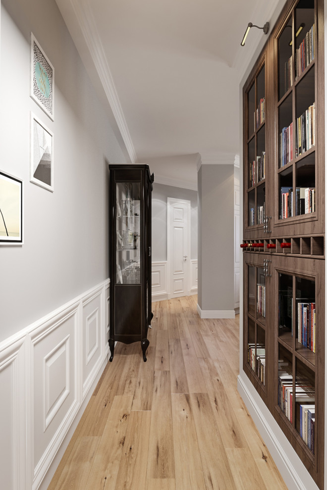 Idee per un ingresso o corridoio classico di medie dimensioni con pareti grigie, parquet chiaro, pavimento beige e pannellatura