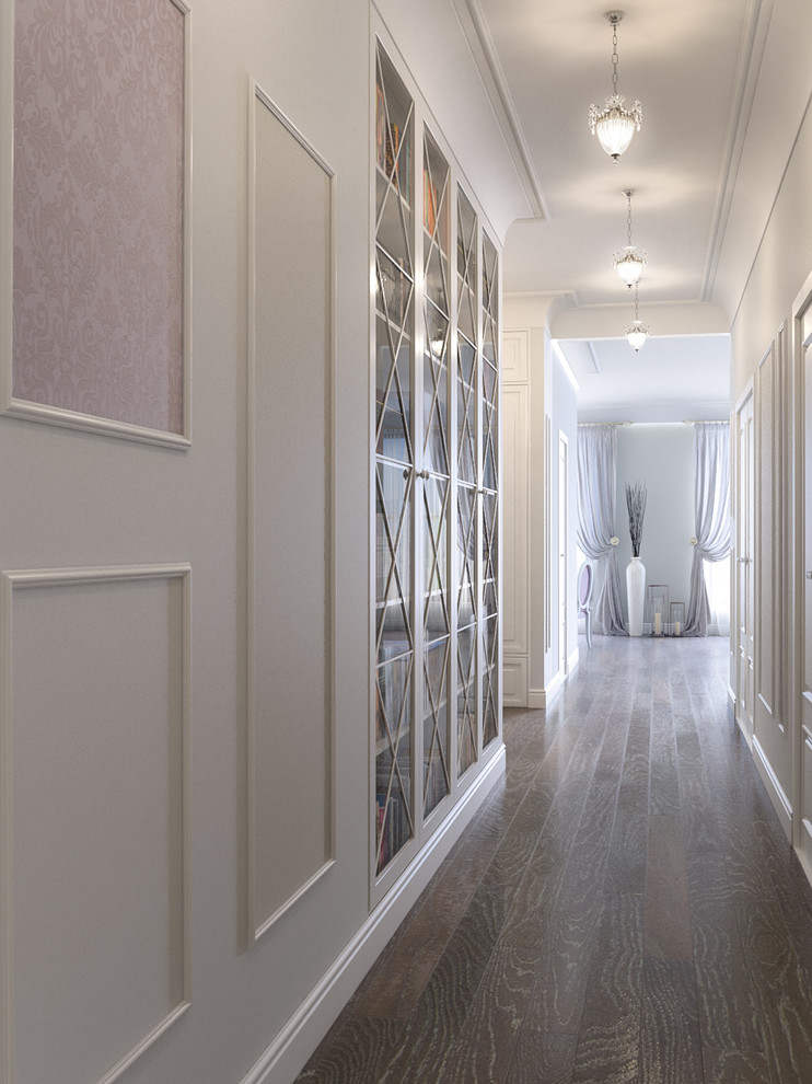 Idée de décoration pour un grand couloir tradition avec un mur blanc, un sol en bois brun et un sol marron.