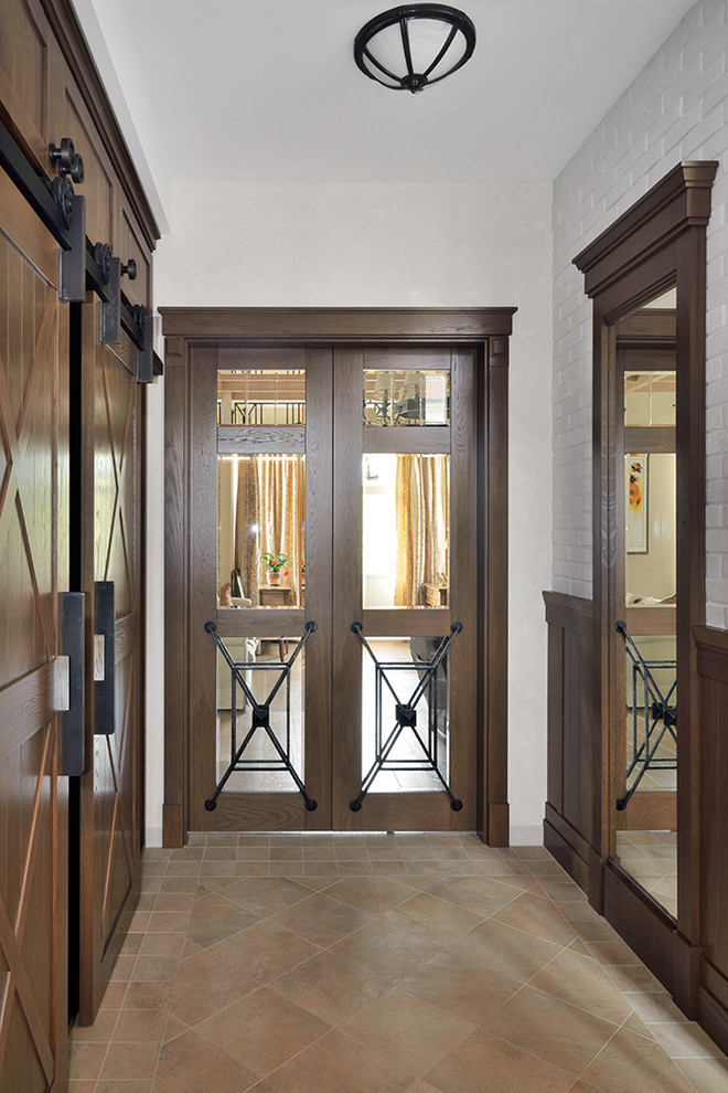 Идея дизайна: коридор среднего размера в средиземноморском стиле с белыми стенами, полом из керамической плитки и коричневым полом