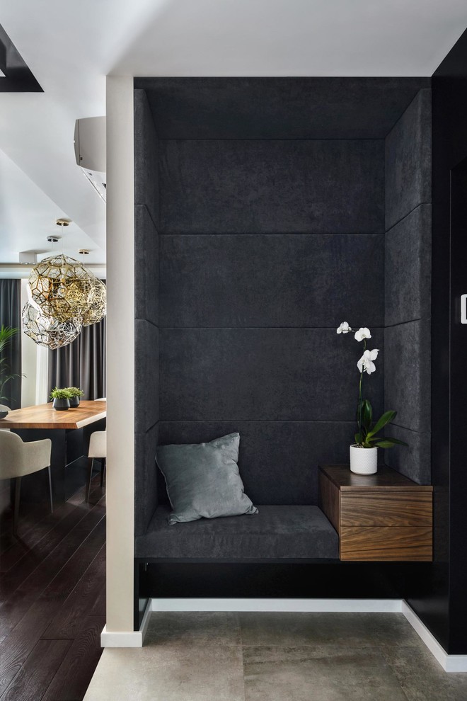 Стильный дизайн: коридор в современном стиле с серыми стенами, бетонным полом и серым полом - последний тренд