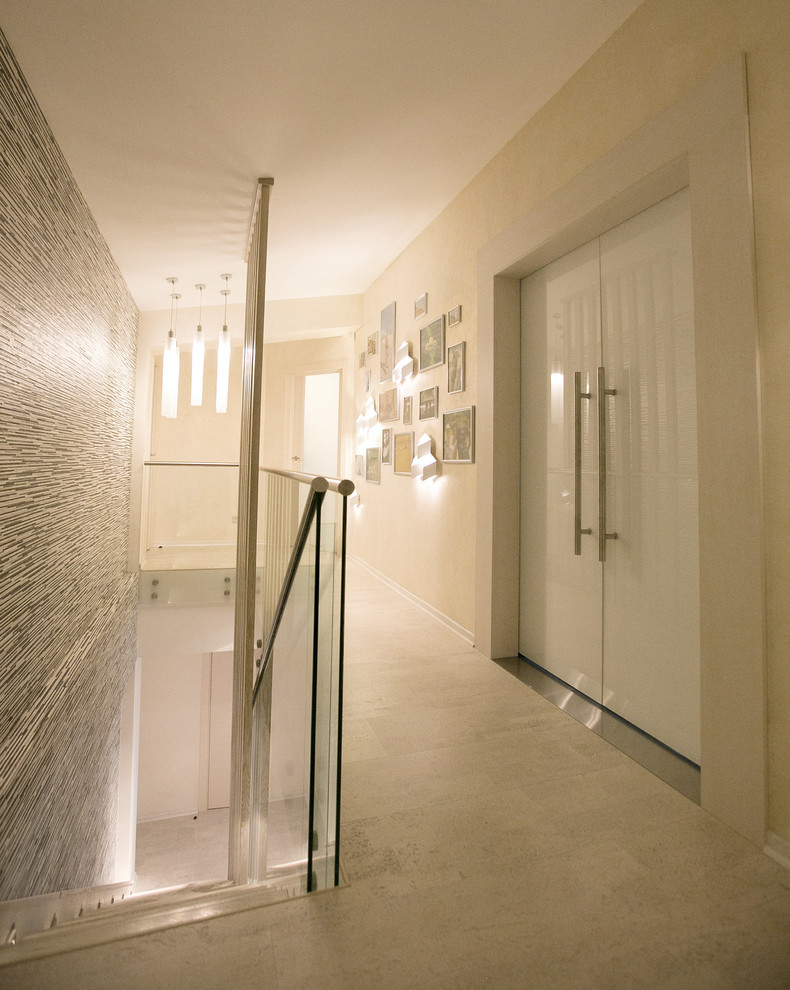 Immagine di un grande ingresso o corridoio design con pareti beige, pavimento in sughero e pavimento beige