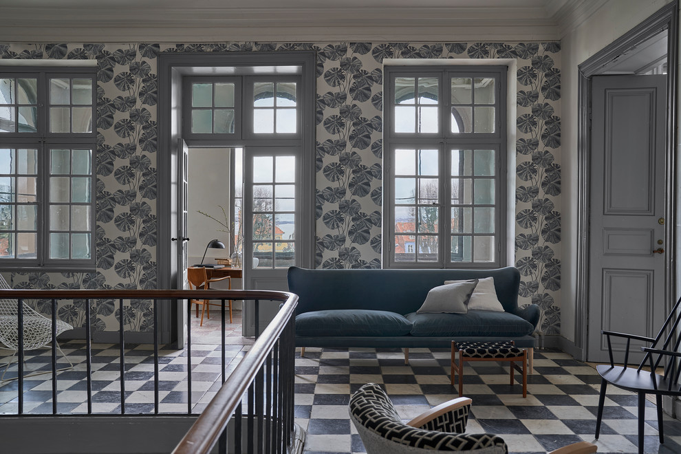 На фото: коридор в стиле неоклассика (современная классика) с серыми стенами и разноцветным полом с