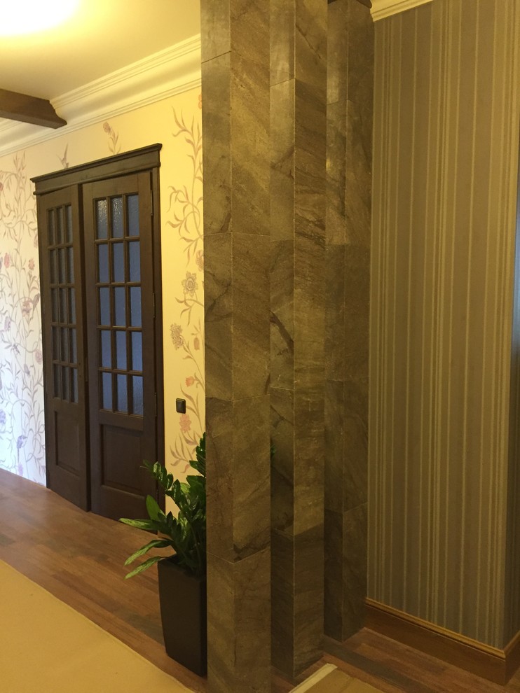 Стильный дизайн: коридор среднего размера в классическом стиле с фиолетовыми стенами, паркетным полом среднего тона и коричневым полом - последний тренд