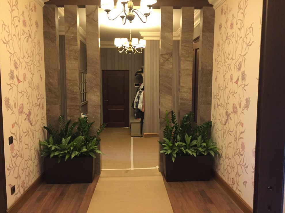 Idée de décoration pour un couloir tradition de taille moyenne avec un mur violet, un sol en bois brun et un sol marron.