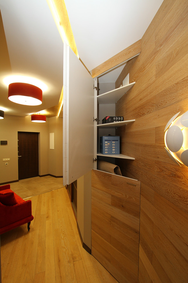 Стильный дизайн: коридор среднего размера в современном стиле с серыми стенами и светлым паркетным полом - последний тренд