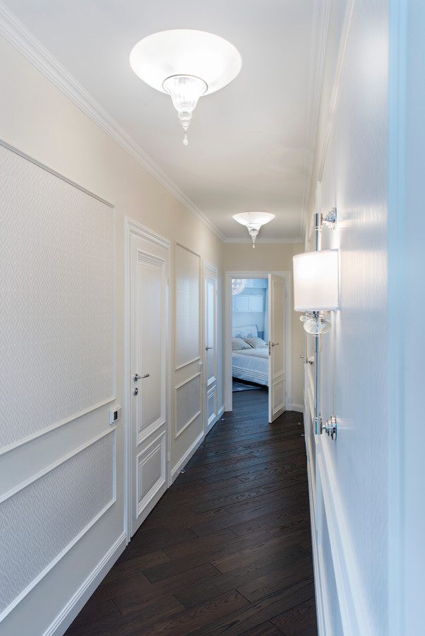 Идея дизайна: коридор в классическом стиле с белыми стенами и темным паркетным полом