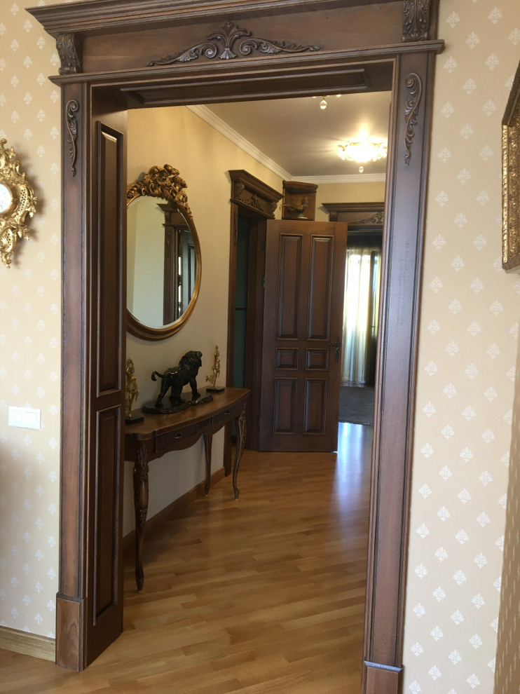 Idee per un ingresso o corridoio tradizionale di medie dimensioni con pareti beige, pavimento in legno massello medio, pavimento beige e carta da parati