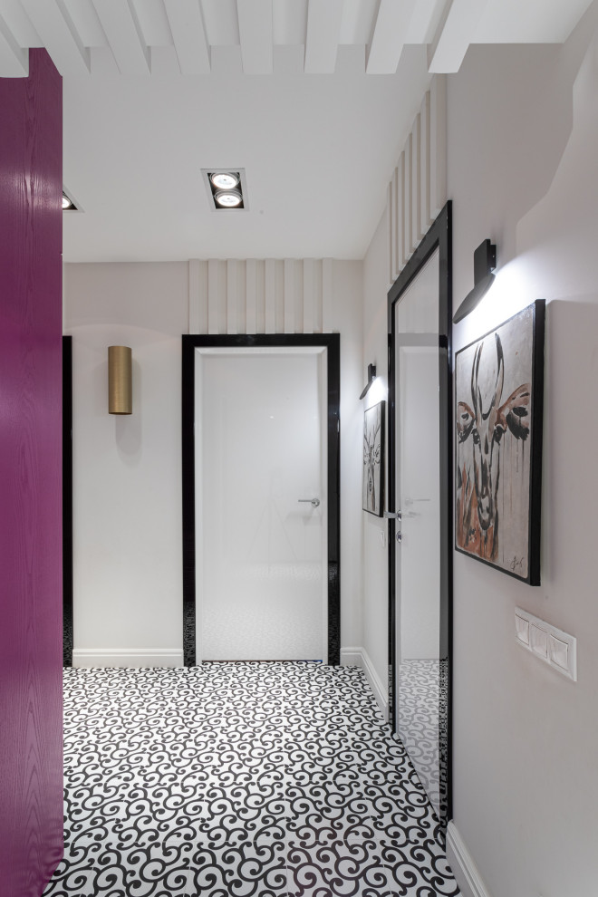 Пример оригинального дизайна: коридор среднего размера в современном стиле с белыми стенами, полом из керамогранита, белым полом, многоуровневым потолком и панелями на части стены