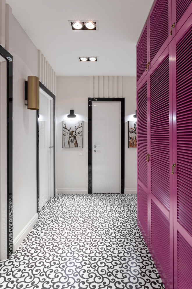 Foto di un ingresso o corridoio design di medie dimensioni con pareti bianche, pavimento in gres porcellanato, pavimento bianco, soffitto ribassato e pannellatura
