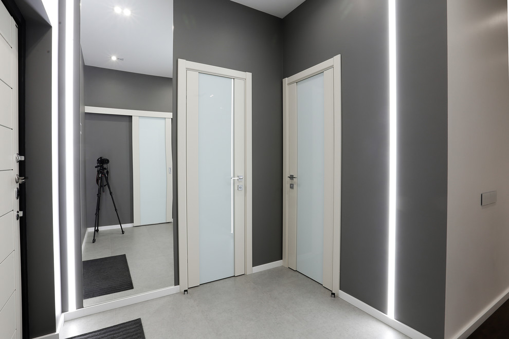 Идея дизайна: коридор в современном стиле с серыми стенами