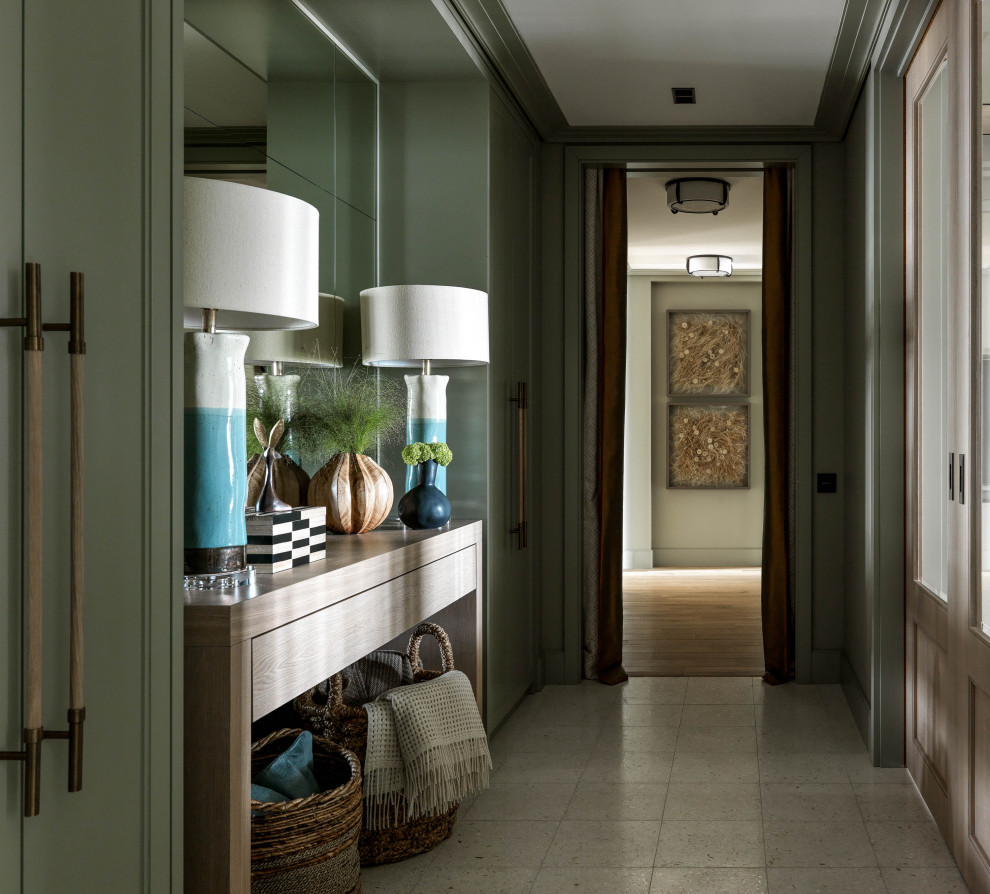 Esempio di un ingresso o corridoio minimal di medie dimensioni con pareti verdi, pavimento alla veneziana e pavimento bianco