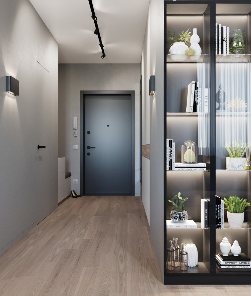 На фото: коридор среднего размера: освещение в современном стиле с серыми стенами, полом из ламината и бежевым полом