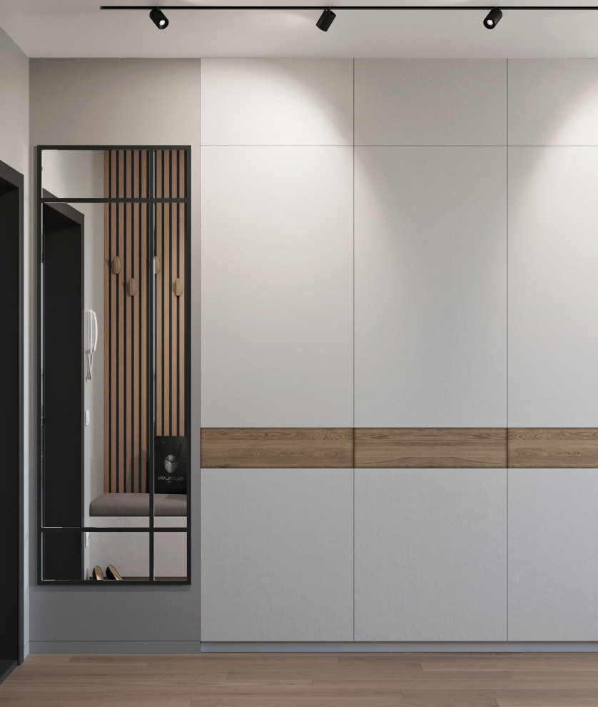 Стильный дизайн: коридор среднего размера в современном стиле с серыми стенами, полом из ламината и бежевым полом - последний тренд