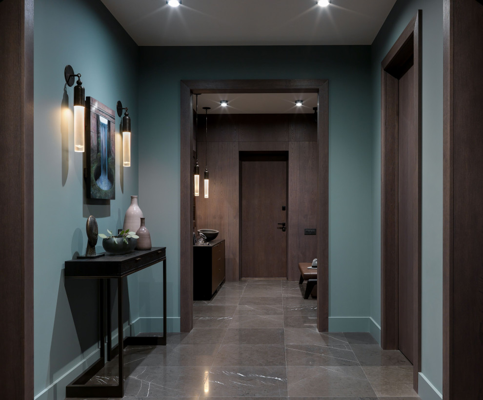 Стильный дизайн: коридор: освещение в современном стиле с зелеными стенами - последний тренд