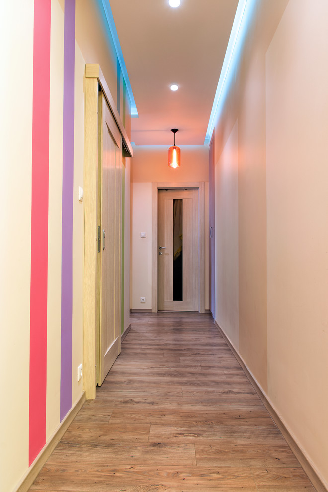 Источник вдохновения для домашнего уюта: коридор среднего размера в современном стиле с разноцветными стенами, полом из ламината и коричневым полом