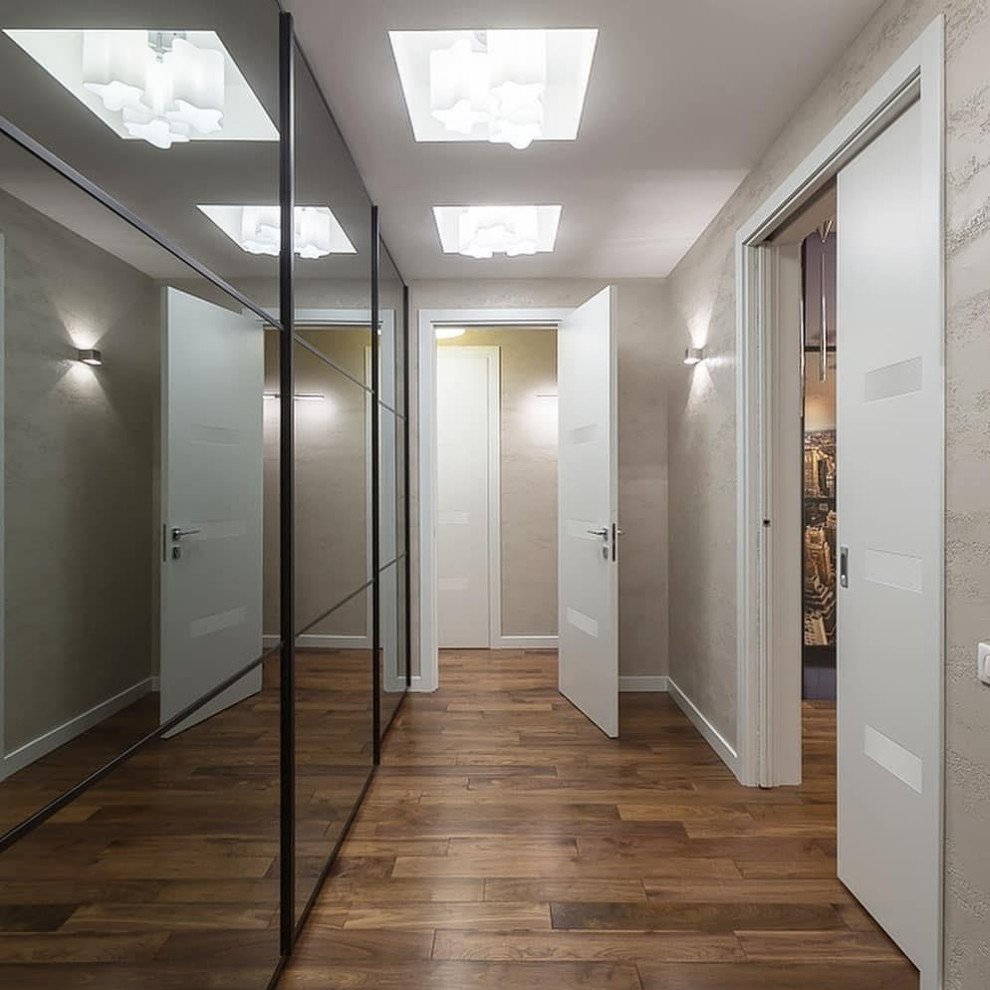 Источник вдохновения для домашнего уюта: коридор среднего размера в современном стиле с бежевыми стенами, темным паркетным полом, коричневым полом, кессонным потолком и обоями на стенах