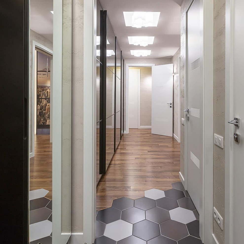 Idée de décoration pour un couloir design de taille moyenne avec un mur beige, parquet foncé, un sol marron, un plafond à caissons et du papier peint.