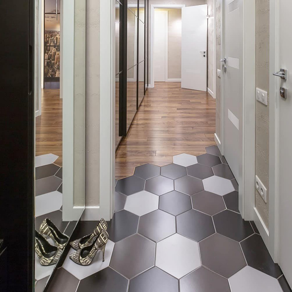 На фото: коридор среднего размера в современном стиле с бежевыми стенами, темным паркетным полом, коричневым полом, кессонным потолком и обоями на стенах