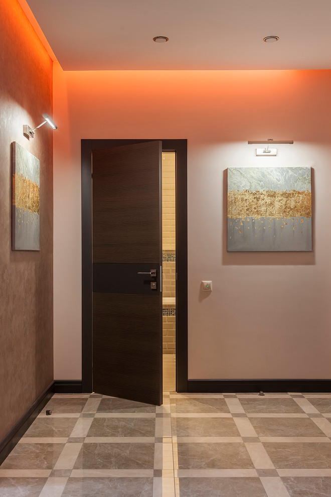 Идея дизайна: коридор среднего размера в современном стиле с бежевыми стенами, полом из керамогранита и серым полом