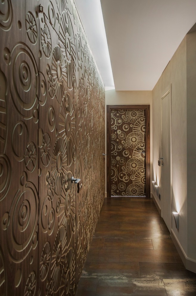 Esempio di un ingresso o corridoio boho chic con pareti marroni e pavimento marrone