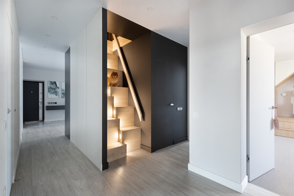 Свежая идея для дизайна: узкий коридор в скандинавском стиле - отличное фото интерьера