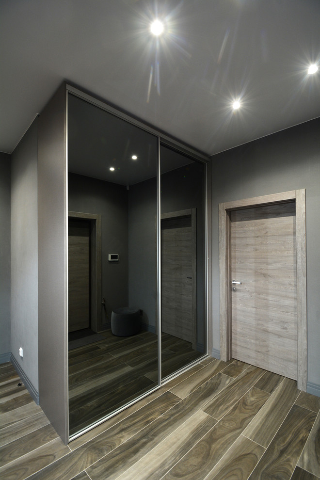 Идея дизайна: коридор среднего размера в современном стиле с серыми стенами, полом из керамогранита и серым полом
