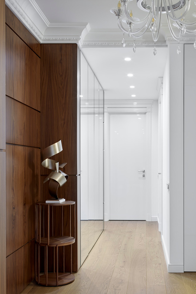 Источник вдохновения для домашнего уюта: коридор в современном стиле с белыми стенами, светлым паркетным полом и бежевым полом