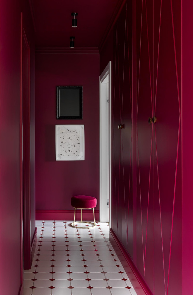 Idée de décoration pour un couloir avec un mur rouge, un sol en carrelage de céramique et un sol blanc.