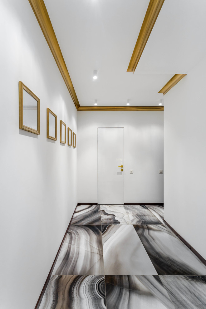 Cette image montre un couloir design avec un mur blanc et un sol en marbre.