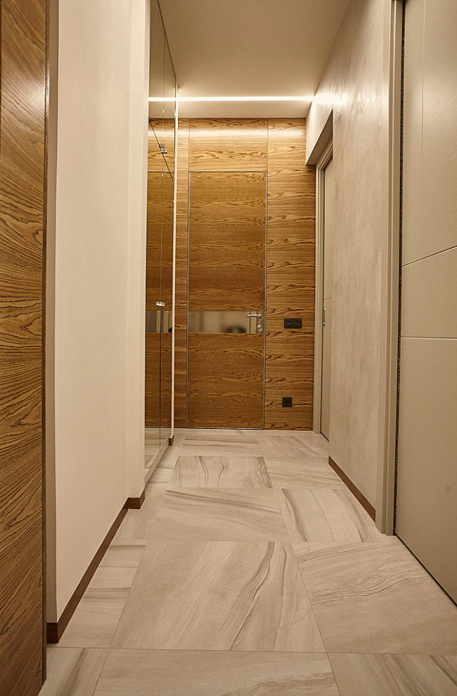 Стильный дизайн: коридор среднего размера в современном стиле с бежевыми стенами, полом из керамогранита и бежевым полом - последний тренд