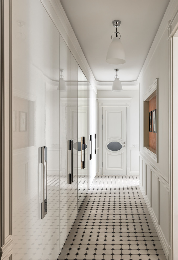 Стильный дизайн: коридор в стиле неоклассика (современная классика) с белыми стенами - последний тренд
