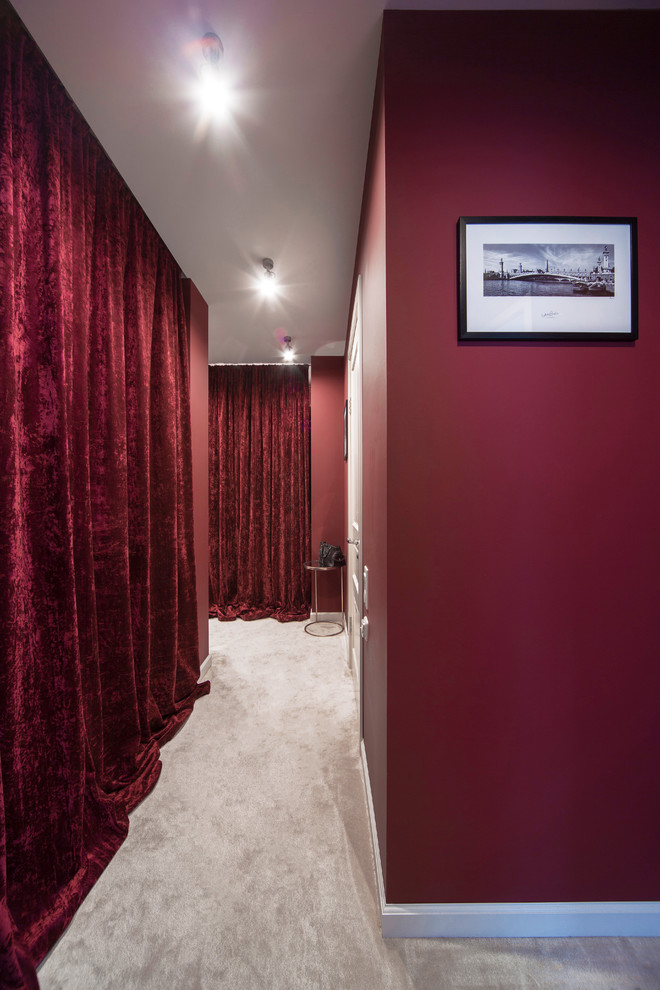 На фото: маленький коридор в стиле неоклассика (современная классика) с красными стенами, ковровым покрытием и белым полом для на участке и в саду с