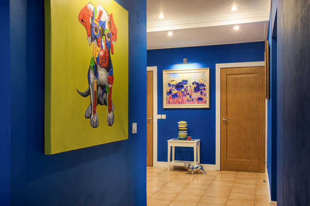 Idee per un grande ingresso o corridoio contemporaneo con pareti blu, pavimento in gres porcellanato e pavimento beige