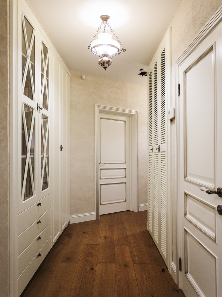 Свежая идея для дизайна: коридор в современном стиле с бежевыми стенами и коричневым полом - отличное фото интерьера