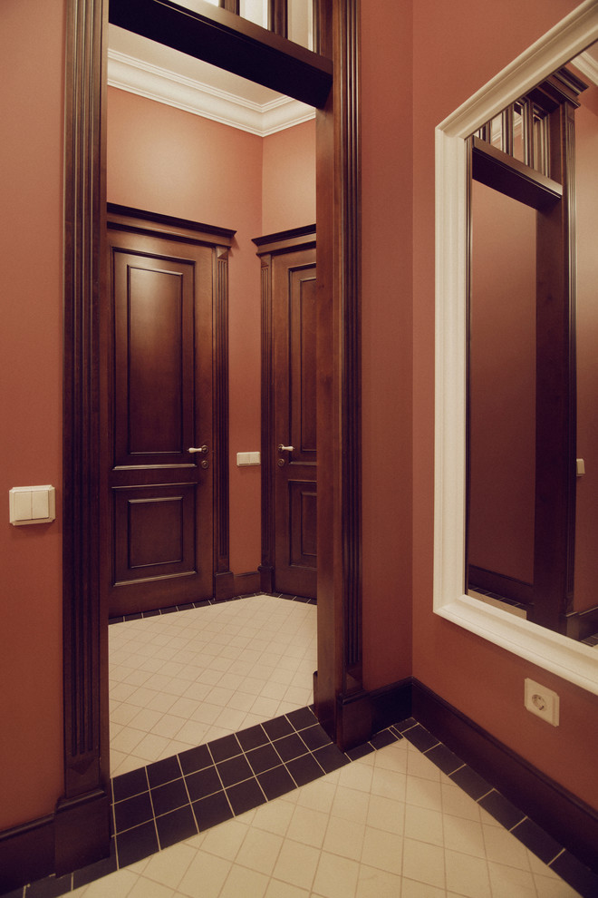 Идея дизайна: коридор среднего размера в классическом стиле с коричневыми стенами и полом из керамической плитки